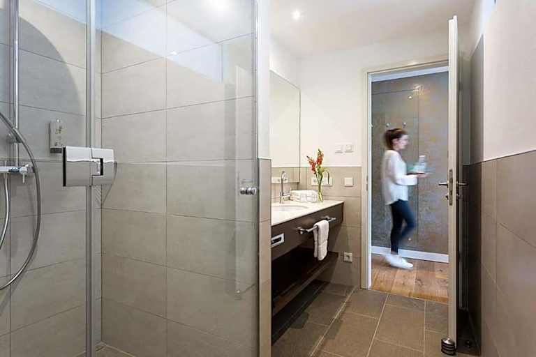 Bathroom 4, Emichs Hotel, Miltenberg