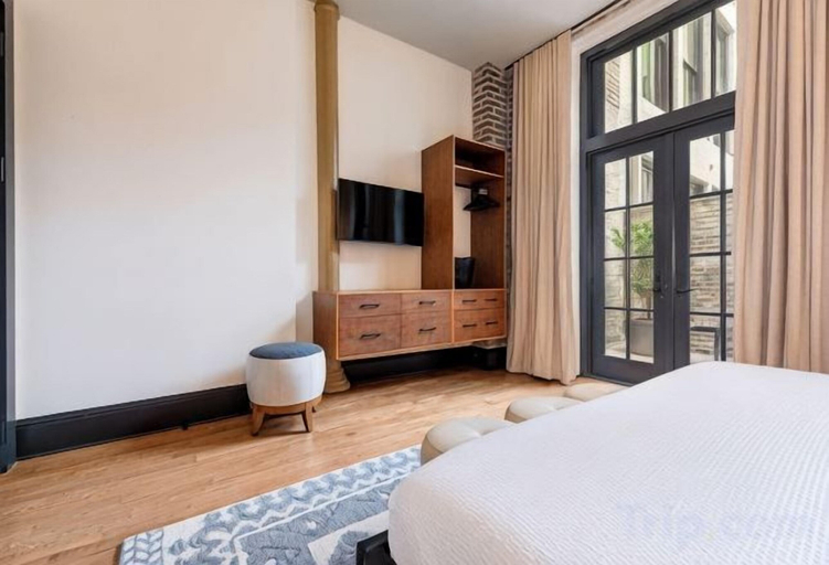 Room, 2BR Beautiful Space + Private Bedroom Patio The Mayfair, Orleans