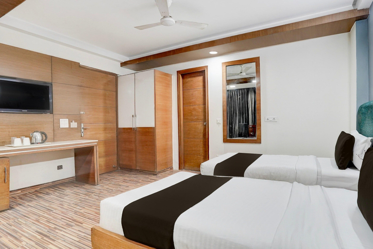 Room 2, Deluxe Townhouse Galleria Mart, Gurgaon