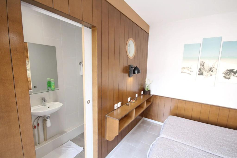 Bathroom 4, Hotel Rachel, Seine-Saint-Denis