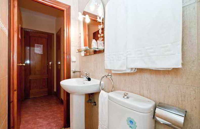 Bedroom 5, Oporto, Madrid