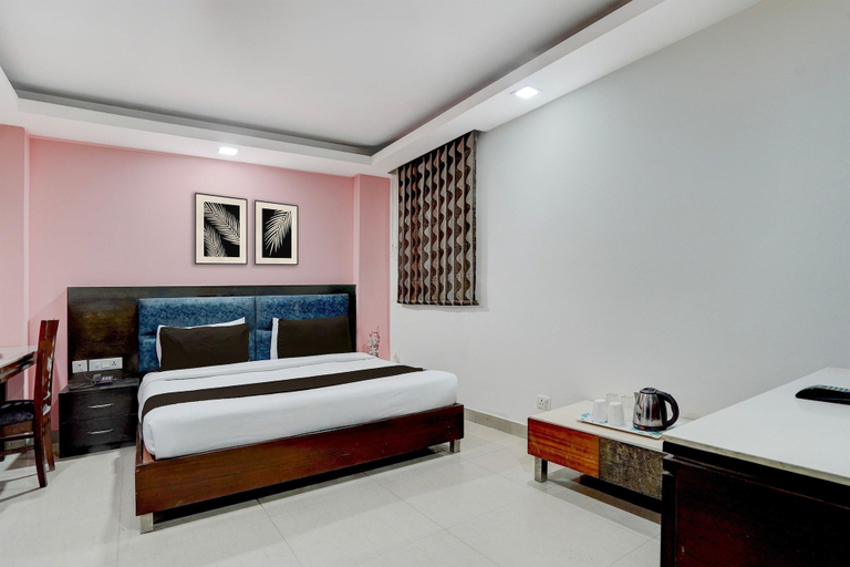 Room 4, Deluxe Townhouse Galleria Mart, Gurgaon