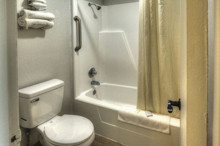 Bathroom 4, Volunteer Inn at Church Hill near Kingsport, Hawkins