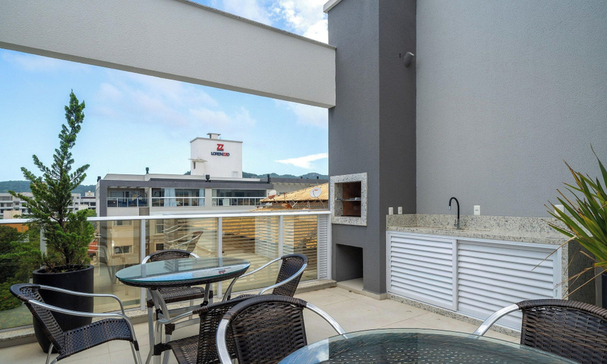Outdoor dining 5, Apt w/ Pool & BBQ in Bombinhas Rna0303, Bombinhas