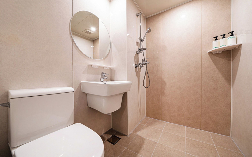 Bathroom 3, Sinchon Urbanslow, Mapo