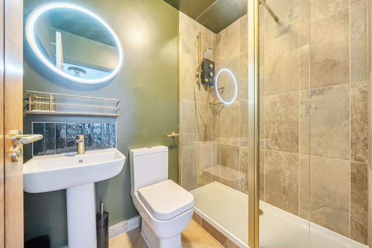 Bathroom 5, 2 Bedroom Apartment Sleeps 3 - Garden - Pets, Cornwall