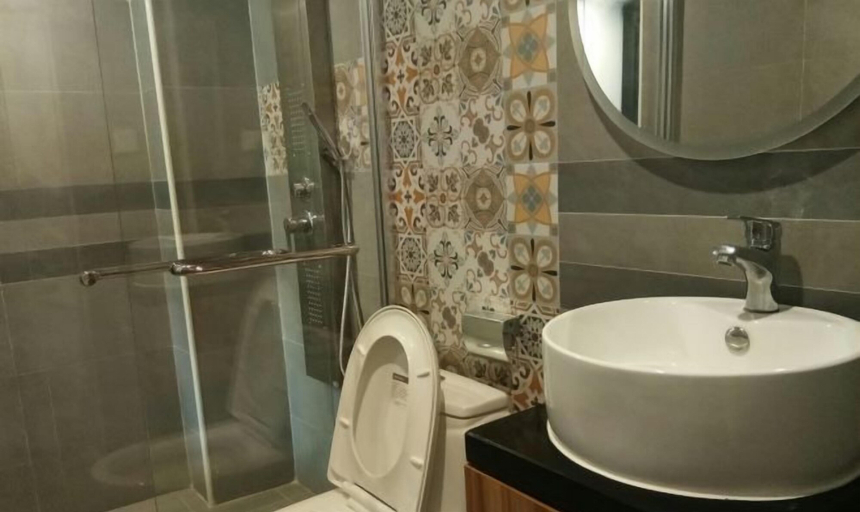 Bathroom, Goose city story, Baise