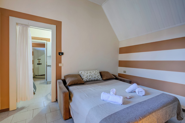 Room 2, Apt. Gabriella: Studio in the Centre of Laveno, Varese