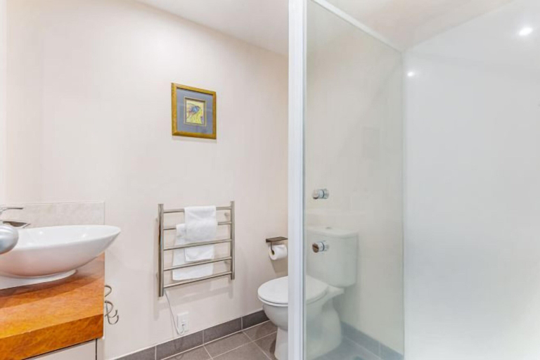 Bathroom, Zodiak Stays: Cozy CBD 2BR Near Top Dining Spots, Waitakere