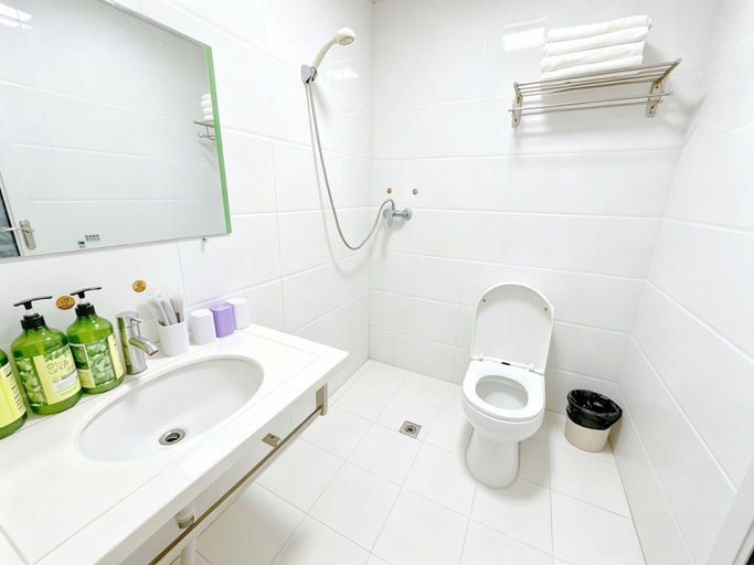 Bathroom 4, Tongfu Inn - In the National Park - English Service - Free Tour - Itinerary Planning - Reverse Route Sightseeing with Almost No Queues, Zhangjiajie