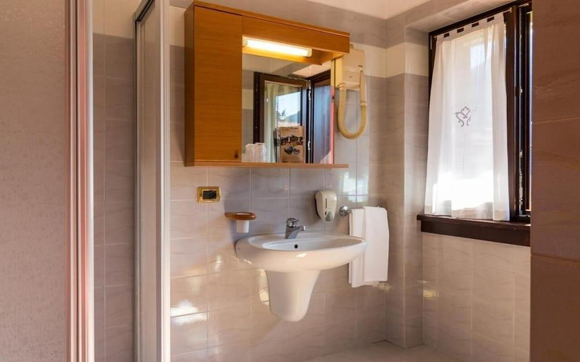 Bathroom 3, Hotel Bellavista, Trento