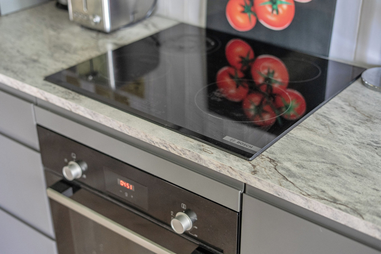 Private kitchen 4, 2 Bedroom Apartment Sleeps 3 - Garden - Pets, Cornwall