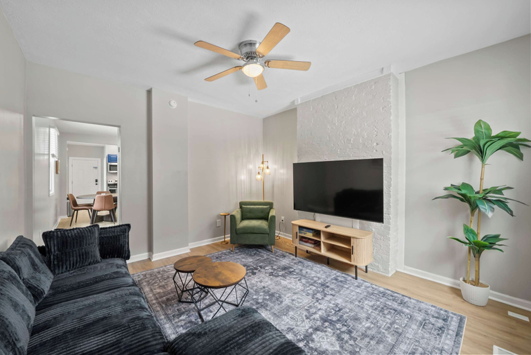 Primary image, Short North 2br, 2 Kings and Free Parking, Franklin