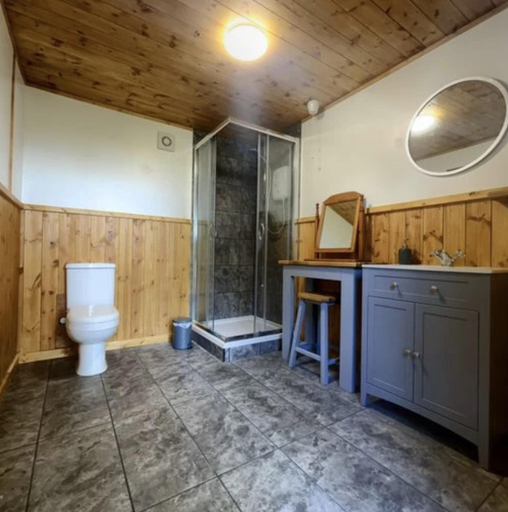 Bathroom, Inviting 1-bed Cabin in Newmarket, Cambridgeshire