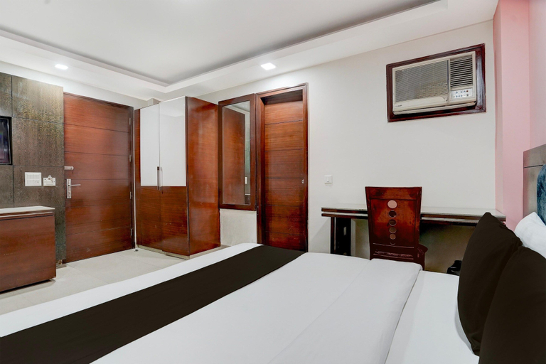 Room 3, Deluxe Townhouse Galleria Mart, Gurgaon