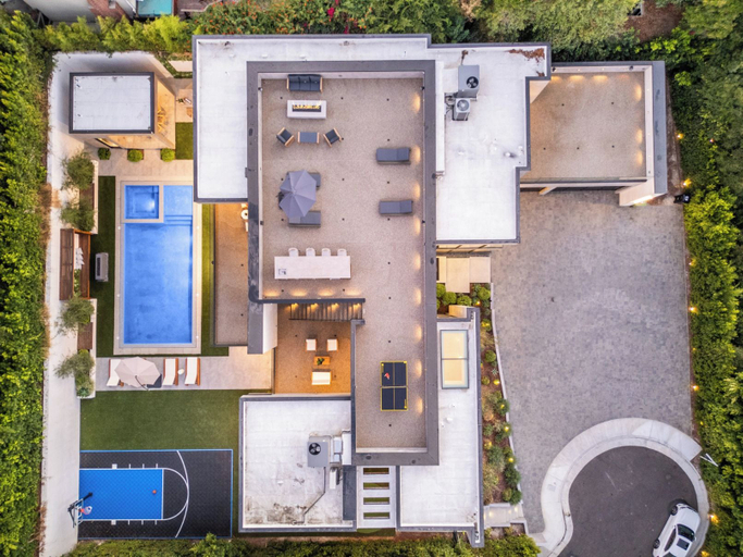 Exterior & Views