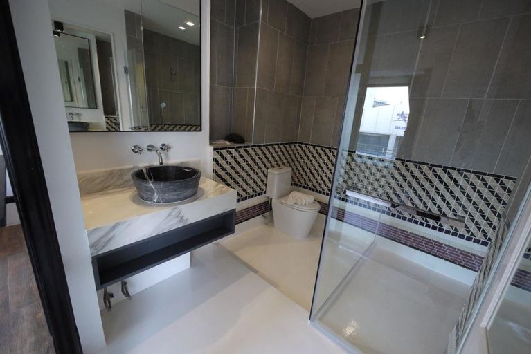 Bathroom 5, Oriental Heritage Hotel, Bang Rak