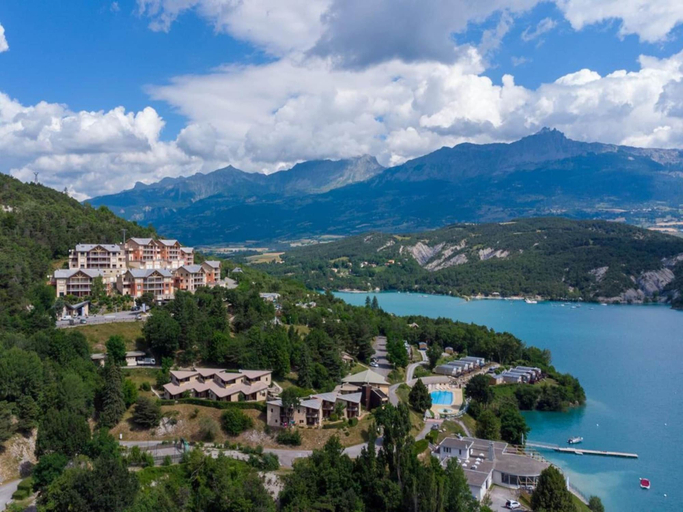 View from property 4, Chorges Lakeside Stay With a Fireplace, Hautes-Alpes