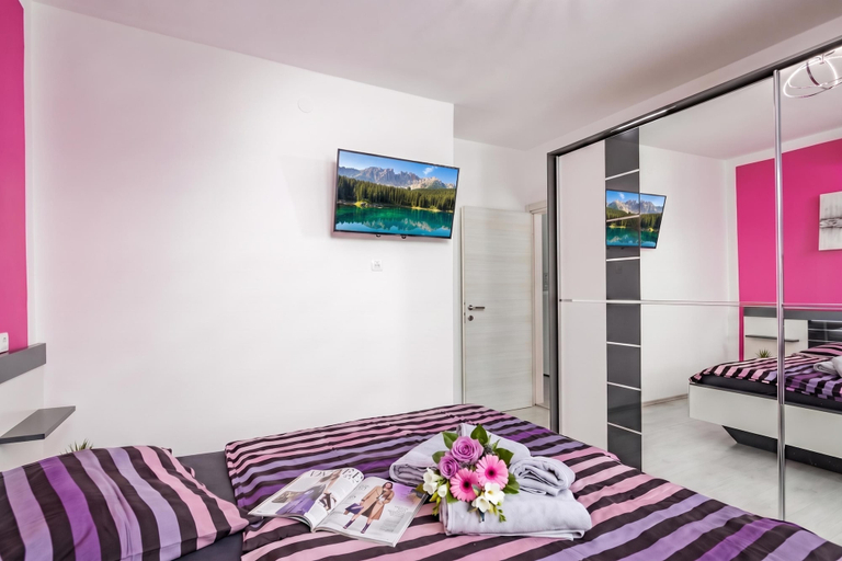 Room 4, Comfortable Seaview Apartment Pacco, Novi Vinodolski