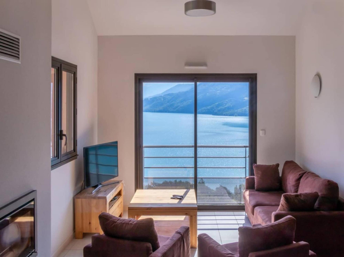 Living room, Chorges Lakeside Stay With a Fireplace, Hautes-Alpes