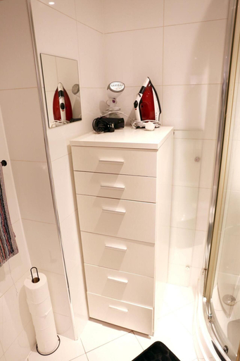 Bathroom 3, Apartment Sleeps 4 With Walk-in Shower, Birmingham