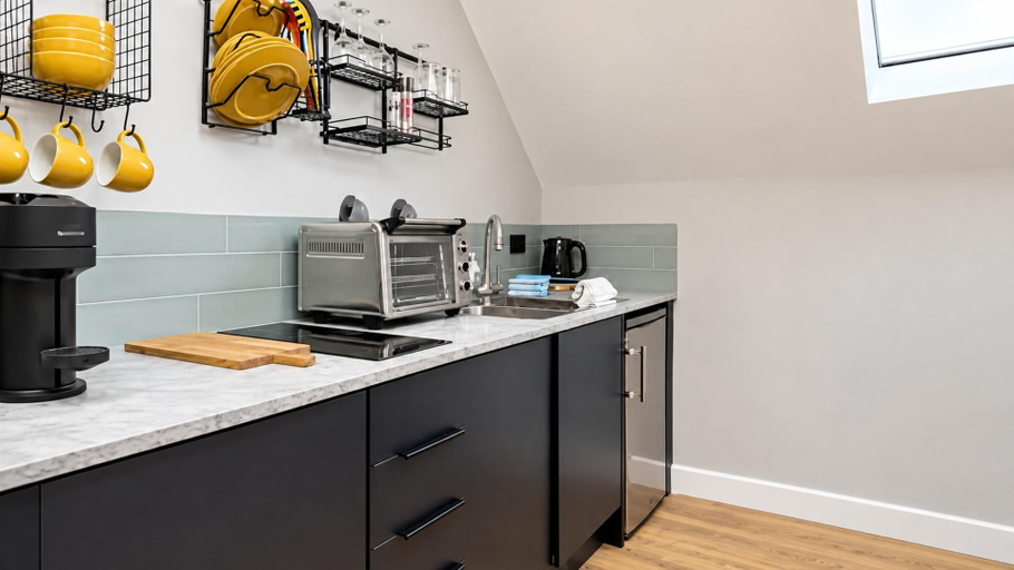 Private kitchen 2, Central 1-bed Apartment, Sleeps 3 Near Parking, Bournemouth
