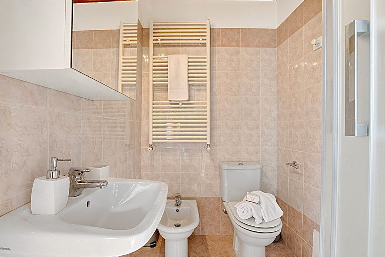 Bathroom 4, Toscolano Olive House, Brescia