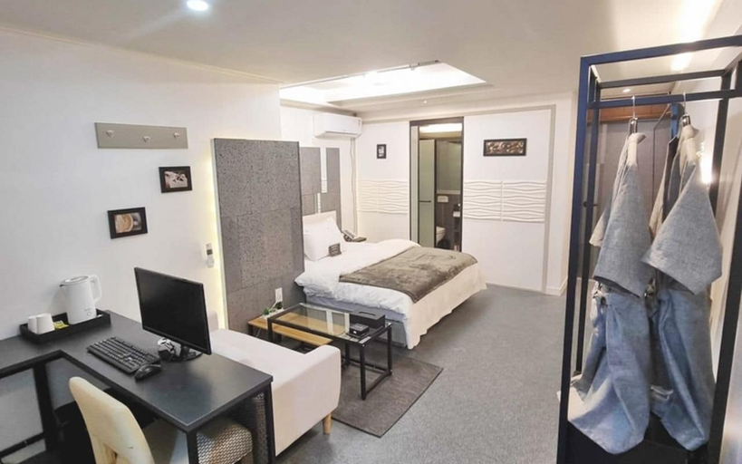 Room 5, Cheongdo Hotel X, Gyeongsan