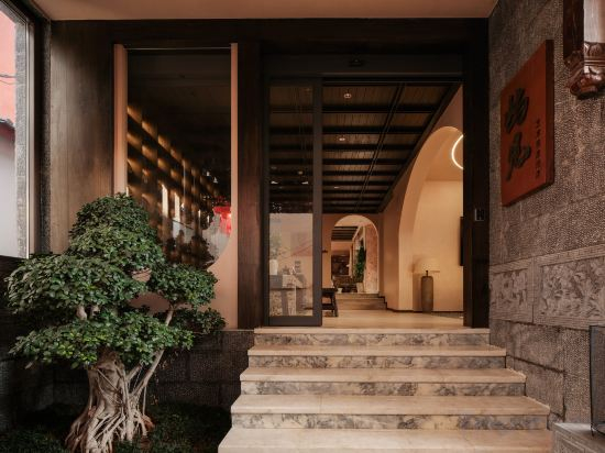 Hotel Exterior 2, Island View, Mountain Clouds and Mountains Wonderland Resort Courtyard, Lijiang