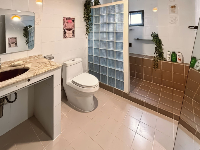 Bathroom 3, Charoennakhon 14, Khlong San