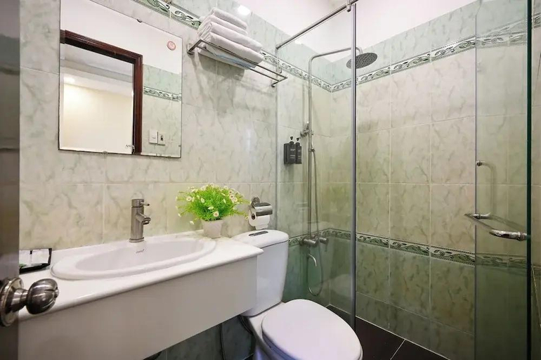 Bathroom 3, Red Sun Sài Gòn Hotel, Ho Chi Minh City