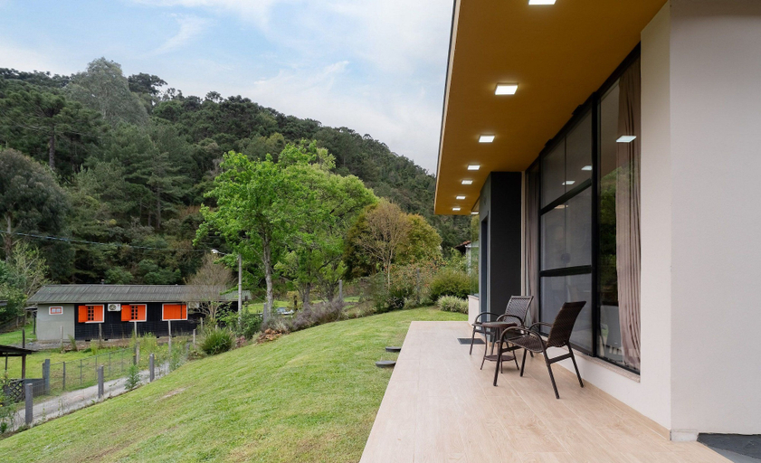 Terrace/patio, House w/ Fireplace and Bathtub in Urubici Cla0000, Urubici
