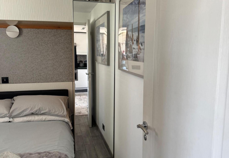 Room 3, 3-bed Camber Sands Cabin - Pool - Parking - Pets, East Sussex