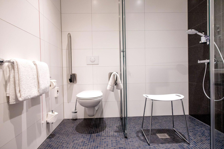 Bathroom 5, Motel One Berlin-Alexanderplatz, Berlin