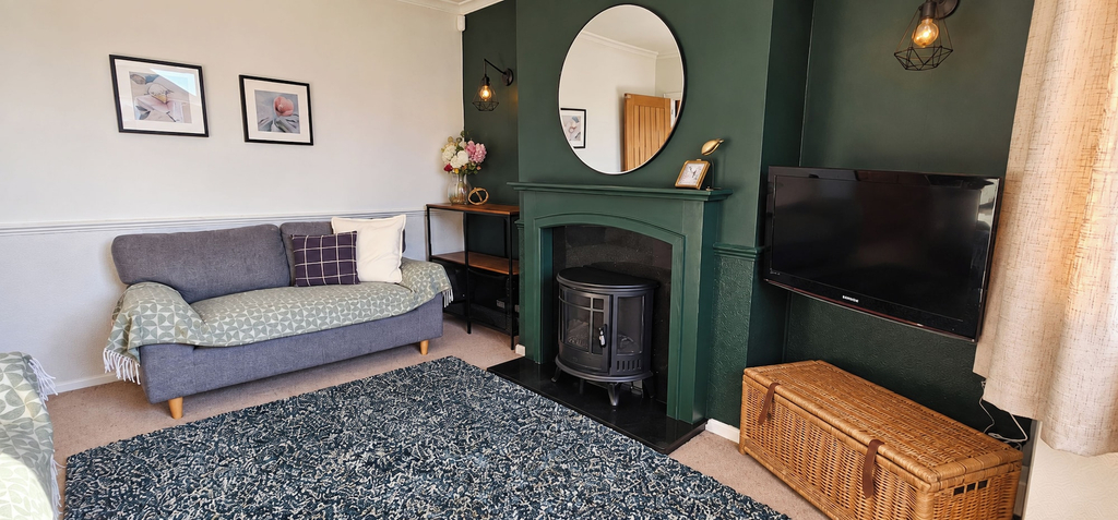 Living area, 3-bed Hot Tub Pool Table Off-road Parking Sleeps 5, Sandwell