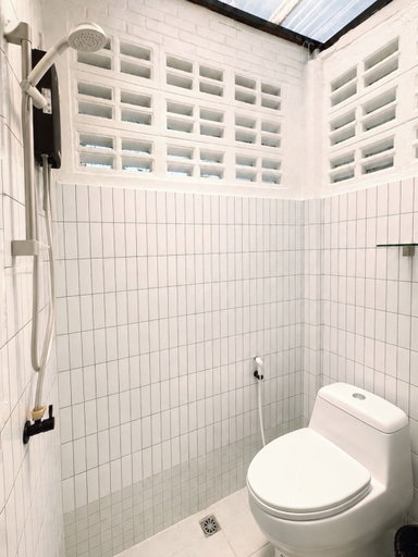 Bathroom 2, Charoennakhon 14, Khlong San