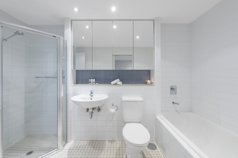 Bathroom 5, Oaks Glenelg Liberty Suites, Adelaide