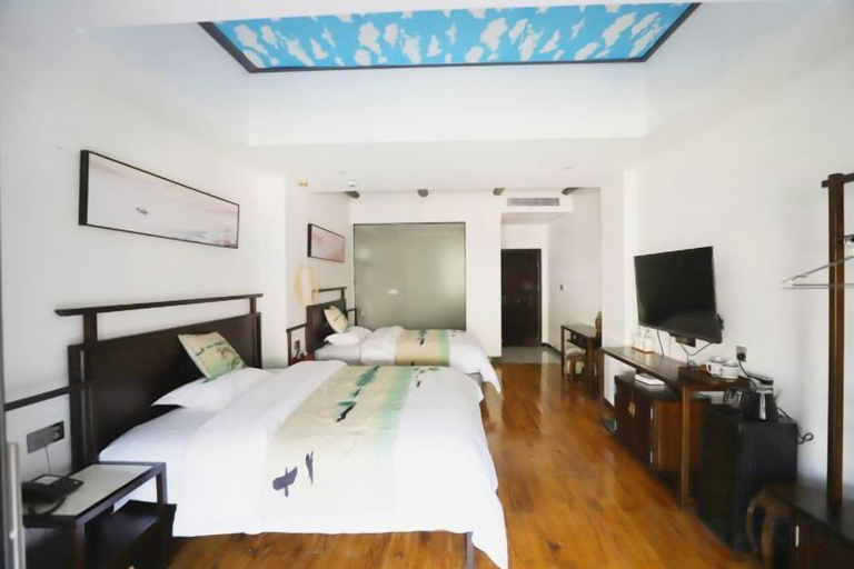 Room 4, Floral Hotel ·Fenghuang Grand Riverview, Xiangxi Tujia and Miao
