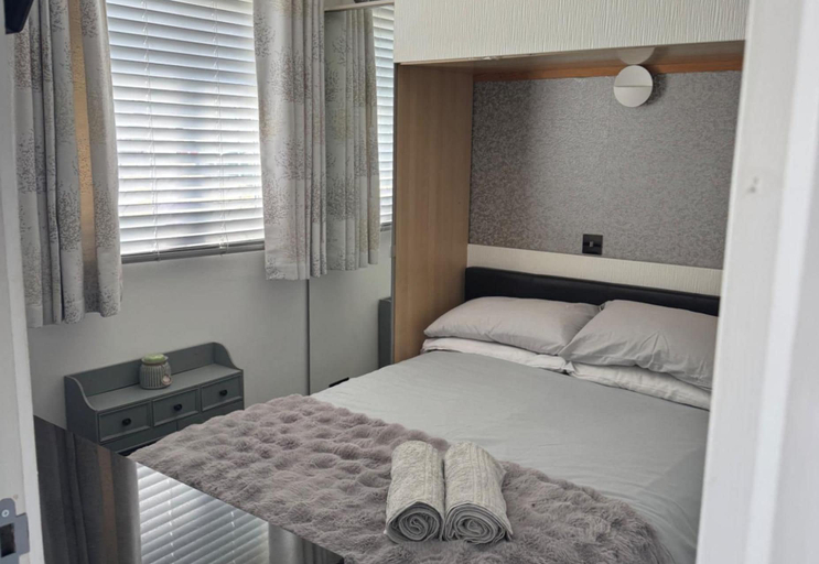 Room 5, 3-bed Camber Sands Cabin - Pool - Parking - Pets, East Sussex