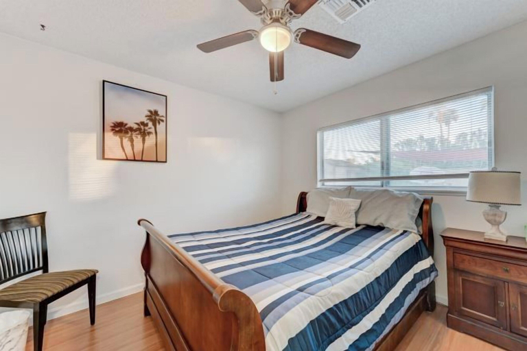 Room 5, Strip-Side Villa, 6 Beds, Pool, Mini Golf, Karaoke, Clark