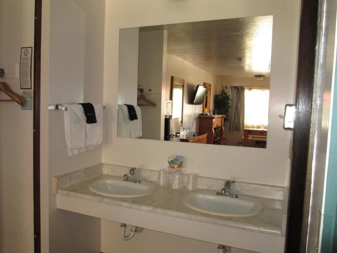 Bathroom 5, Jim Butler Suites, Nye