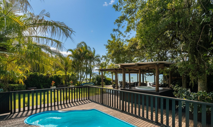 Outdoor spa tub, Apt Foot in the Sand in Jurere Jbm201, Florianopolis