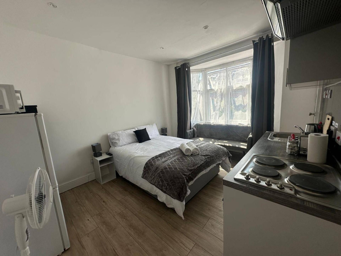 Room 4, Wimbledon Family Flat 2, London