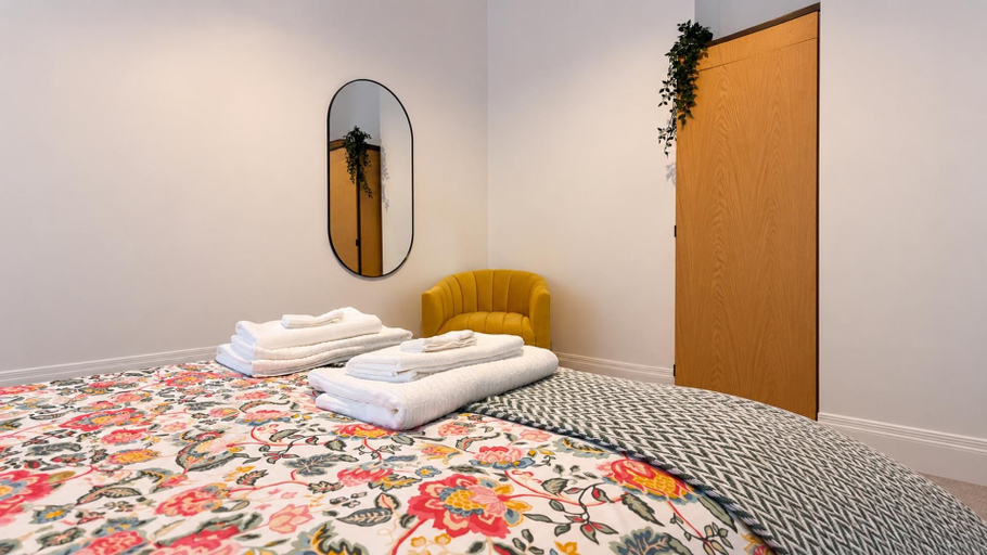 Room 3, 2-bed Apt, Sleeps 6 Near Arsenal & Highbury, London
