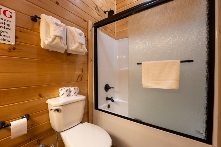 Bathroom 5, Gatlinburg Views Lodge 5 Bedroom Cabin, Sevier
