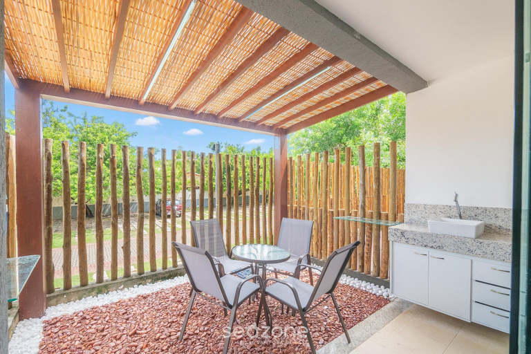 Outdoor dining, 3-br apt in Condominium w Pool in Imbassai Svi0001, Mata de São João