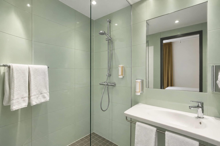 Bathroom 5, Super 8 by Wyndham Munich City North, München