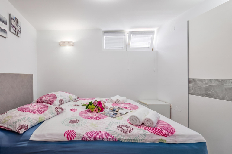 Room 2, Seaview Apartment With Jacuzzi Ivano, Novi Vinodolski