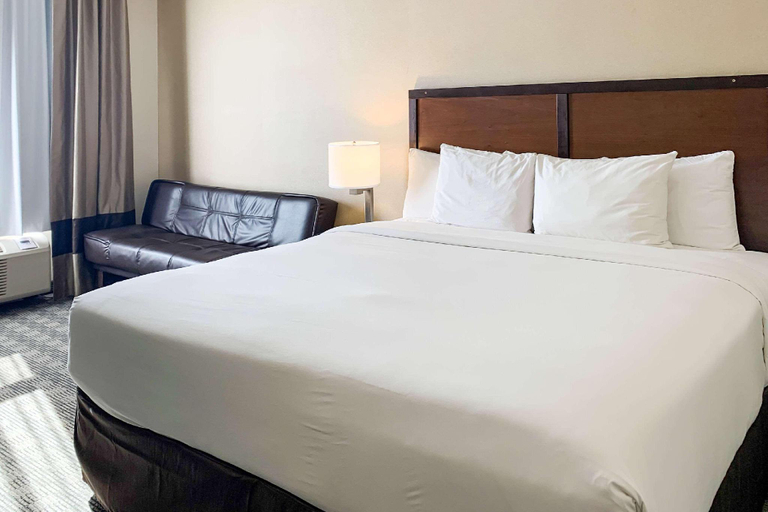 Bedroom 3, Comfort Inn, Peace River