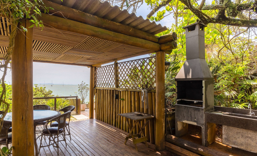 Outdoor dining, Apt Foot in the Sand in Jurere Jbm201, Florianopolis